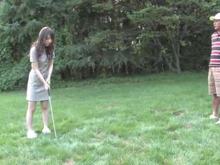 Dornic bruneta iubește sugand greu pula pe the golf. | xhamster