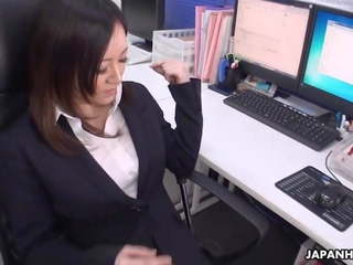 Azijietiškas ofisas darbuotojas su ilgos kojinės trina jos putė su a