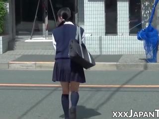 小 日本語 女學生 玩具 的陰戶 以上 短褲 在