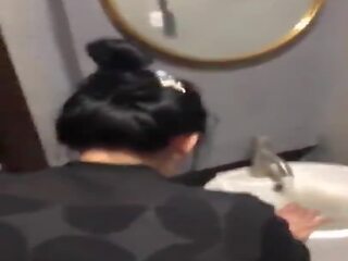 Helppo japanilainen nainen vain perseestä sisään airport kylpyhuone: porno 53 | xhamster