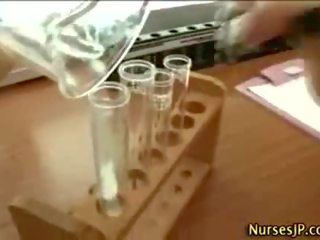 Birichina orientale infermiera prende incredibile sperma tiro
