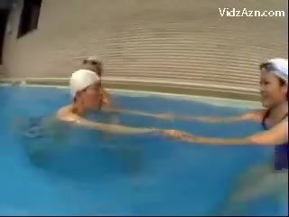 ผอมบาง adolescent ใน การว่ายน้ำ cap ได้รับ จุ๊บ ของ ชีวิต manhood jerked โดย 3 สาว การตี pussies nearby the การว่ายน้ำ สระว่ายน้ำ