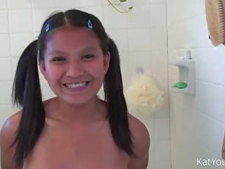 Kat joven ducha completo vídeo