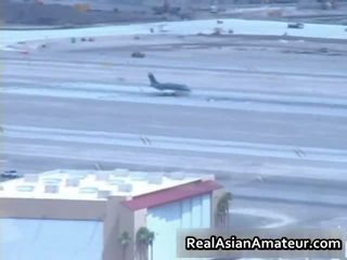 Aasialaiset stunner imee bigcock sisään a airport